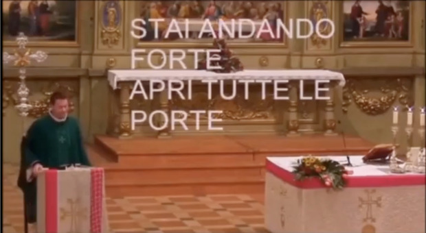 Gianni Morandi, omelia in chiesa sulle note di "Apri tutte le porte": fan impazziti VIDEO