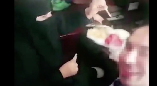 Uomo si filma mentre fa colazione in albergo con una donna saudita col burqa e viene arrestato