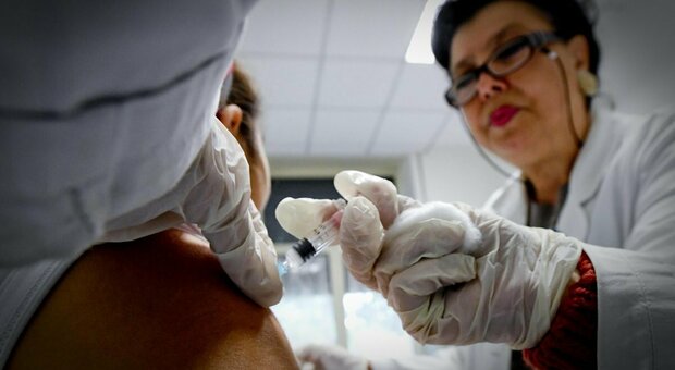 Contagiati dopo il vaccino nella Rsa Ricoverati in ospedale due anziani