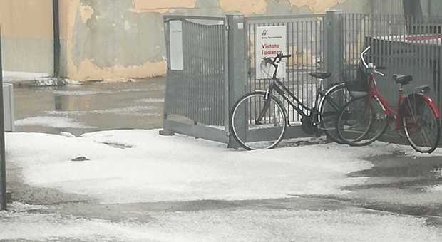 Portogruaro. Chicchi di grandine come noci, strade imbiancate Portogruaro. Chicchi di grandine come noci, strade imbiancate