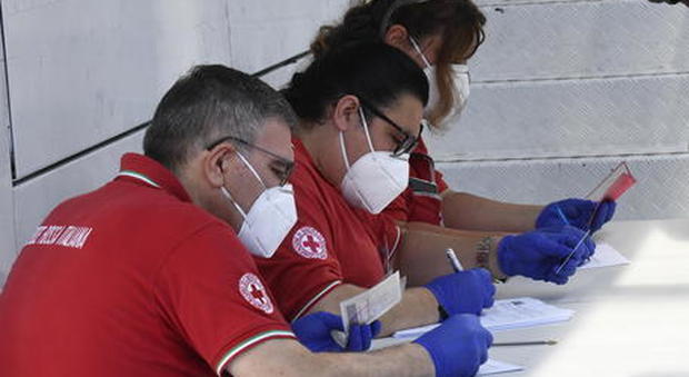 Coronavirus Fiumicino, cliente contagiato: «Troppi casi dal Bangladesh» Coronavirus Fiumicino, cliente contagiato: «Troppi casi dal Bangladesh»