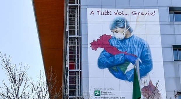 Covid, due anni: dal paziente 1 a 12 milioni casi l’Italia omaggia i medici e gli infermieri caduti
