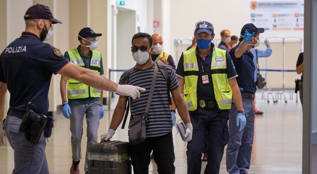 Coronavirus, l'Italia blocca l'ingresso a chi arriva da 13 Paesi a rischio