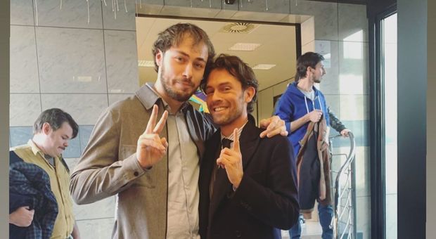 Raffaello Tonon con Riccardo Zanotti dei Pinguini Tattici Nucleari: «Ho finalmente incontrato mio figlio»