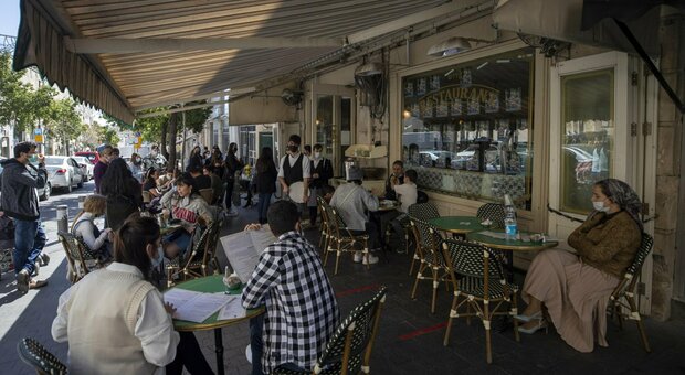 Israele fuori dall'incubo Covid: con il green pass riaprono ristoranti, palestre e stadi