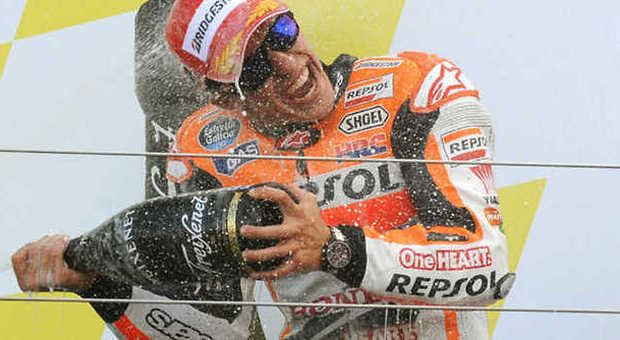 Marc Marquez festeggia sul podio di Silverstone