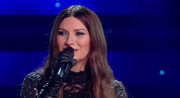 Laura Pausini commossa sul palco dell'Ariston. Interviene Fiorello: «Si è emozionata...»