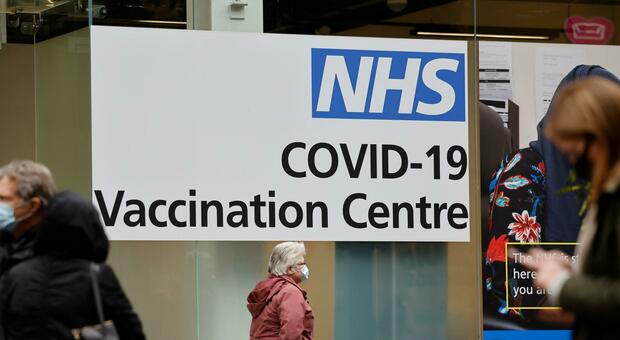 Regno Unito, 20 milioni di vaccinati I nuovi contagiati crollano del 40%