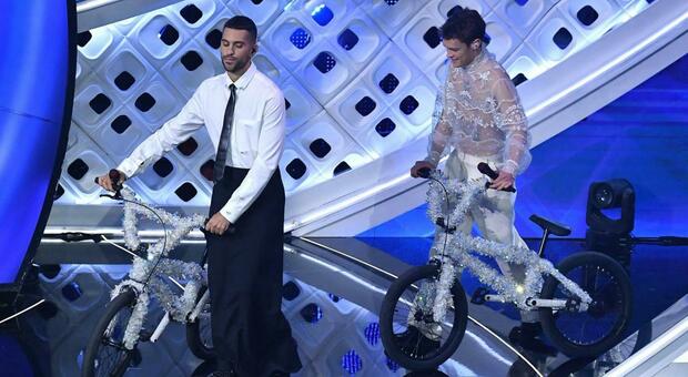 Sanremo 2022, perché Mahmood e Blanco hanno portato sul palco due biciclette di diamanti
