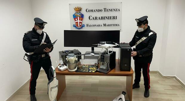 I carabinieri di Falconara con la merce acquistata con i proventi della truffa all'anziana
