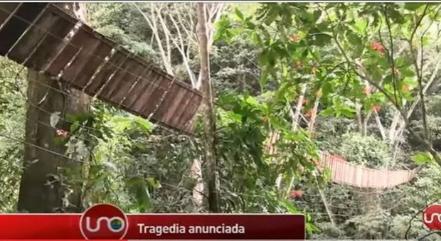 Colombia, crolla ponte sospeso, precipitano turisti: 11 morti