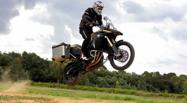 La BMW F 800 GS in uno spettacolare salto