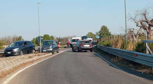 Nardò-Avetrana: schianto frontale tra due auto. Due feriti: strada chiusa al traffico