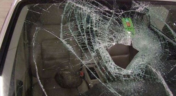 Reggio Emilia, il marito picchia la moglie e lei gli sfascia l'auto: denunciati entrambi