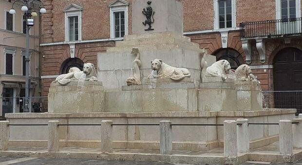 La fontana dei leoni zampilla davanti al Pergolesi: rispettati i tempi indicati nel testamento di Cassio Morosetti