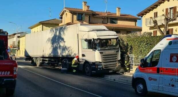 Malore al volante, camionista salentino muore nelle Marche