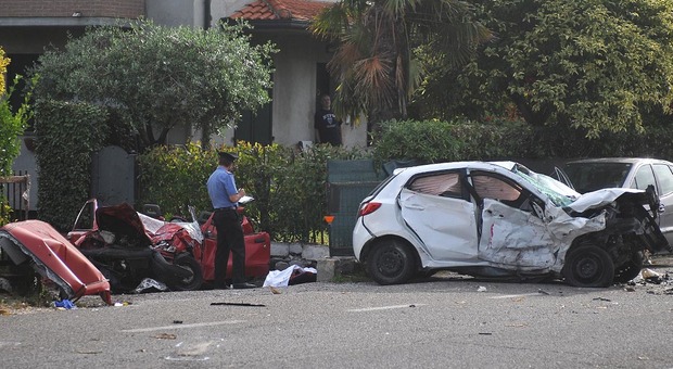 Scontro sull'Adriatica, una strage: 3 morti Vittime Roberto, Oriella e Silvia (32 anni) Grave il fidanzato: guidava l'auto impazzita