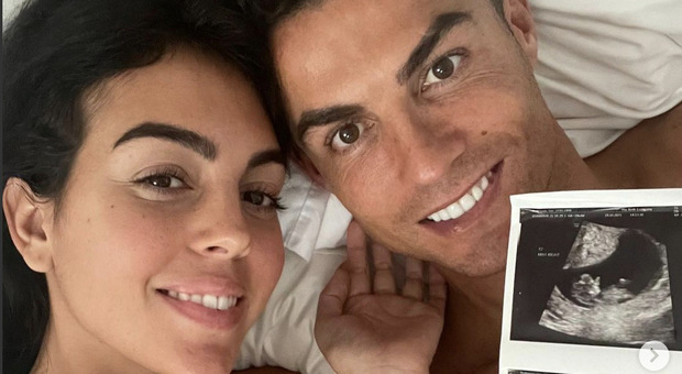 Cristiano Ronaldo e Georgina diventano genitori per la sesta volta. L'annuncio: «Aspettiamo due gemelli» IL POST