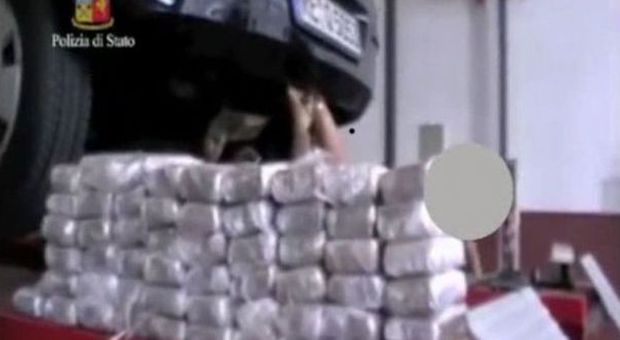 Droga nel serbatoio delle auto: arrestata banda di trafficanti internazionali, sequestrati 565 chili di hashish