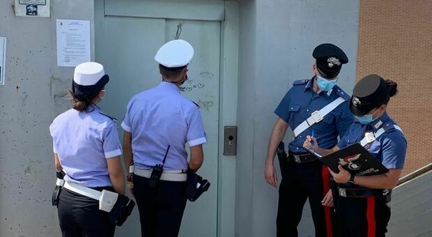 Carabinieri e vigili urbani davanti all'ascensore danneggiato