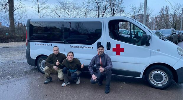 I volontari che rischiano la vita in Ucraina, ecco gli "Uber di guerra" che portano cibo e salvano i rifugiati