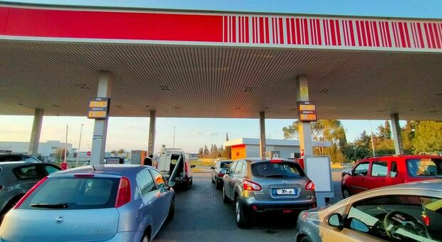 Caro benzina, arriva il bonus da 200 euro: ecco come ottenerlo