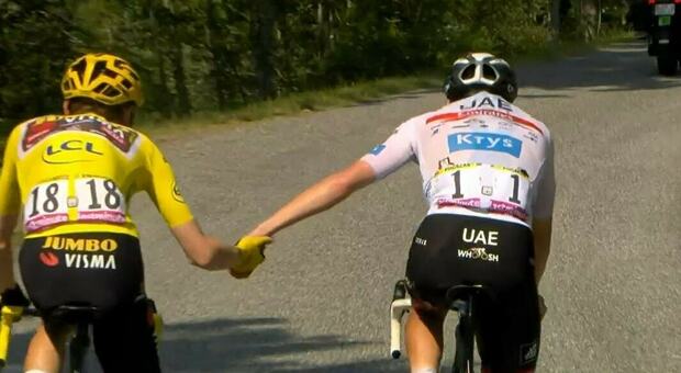 Tour de France, Pogacar cade in discesa e Vingegaard lo aspetta: il bellissimo gesto di fair play