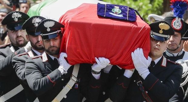 Carabiniere ucciso, le lacrime della moglie sulla bara. Generale Nistri: «Polemiche non siano la dodicesima coltellata»