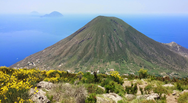 Salina, l’isola “verde-blu” delle Eolie, riapre al turismo Salina, l’isola “verde-blu” delle Eolie, riapre al turismo