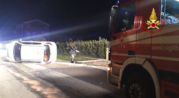 Auto finisce ribaltata su un fianco a San Fior. Ferita una persona Auto finisce ribaltata su un fianco a San Fior. Ferita una persona