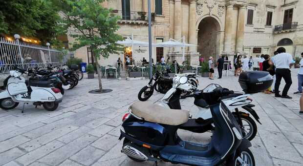 Lecce, tutelare Porta San Biagio: «Troppi mezzi in transito e sosta, via gli scooter dalla piazza»