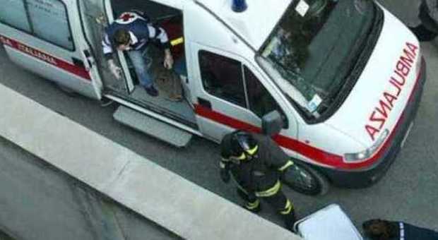 Udine, bimbo di 2 anni incastrato con la testa nel finestrino dell'auto: è gravissimo