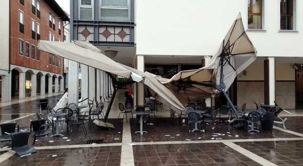 Ombrelloni, tavolini e sedie volati via durante il temporale