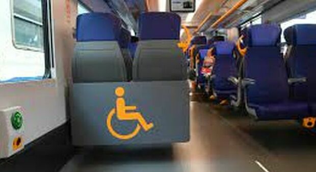 Disabili hanno i posti riservati sul treno, ma restano a terra perché altri turisti rifiutano di liberarli