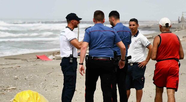 Fiumicino, cadavere sulla spiaggia di Coccia di Morto ritrovato da alcuni surfisti