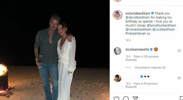 Victoria Beckham, romantico falò in spiaggia per i 47 anni. Con gli auguri della Spice sister Emma e della "nuora" Nicole