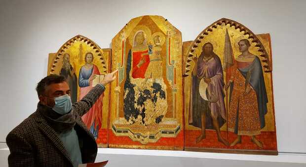 Il curatore Matteo Mazzalupi mentre illustra il trittico del 1358