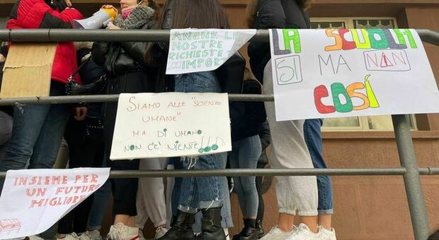 la protesta degli studenti del liceo «Sebastiano Satta» a Nuoro