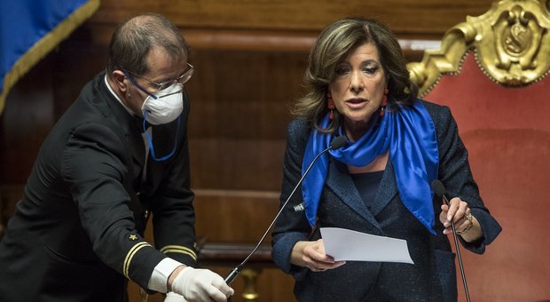 Decreto Regionali, il Senato rivota la fiducia dopo il pasticcio di ieri: ma è subito bagarre Decreto Regionali, il Senato rivota la fiducia dopo il pasticcio di ieri: ma è subito bagarre