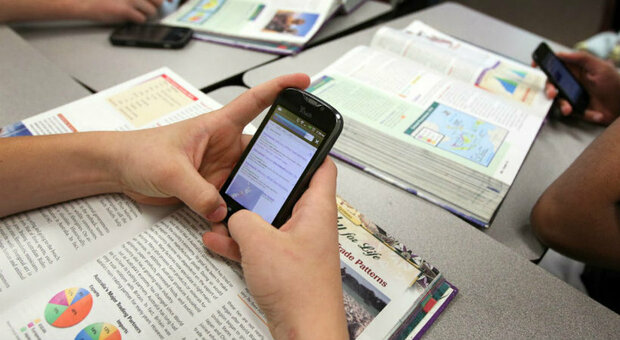 La terapia della vita: niente telefonini a scuola La terapia della vita: niente telefonini a scuola