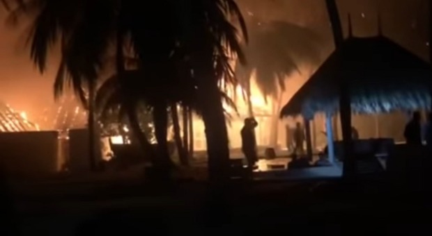 Terrore alle Maldive: spaventoso incendio distrugge il resort di lusso VIDEO CHOC