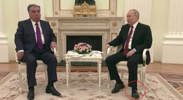 Putin malato, il piede che si contorce in un video: il nuovo indizio sulle condizioni del presidente russo