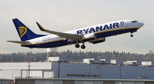 Belgio, urla Allah Akbar e parla di una bomba a bordo del volo: paura su un aereo Ryanair diretto a Madrid