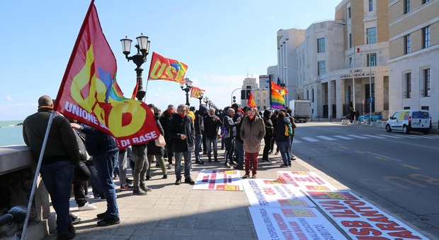 Ex Ilva, in 200 a Bari per protestare: bloccato il lungomare. La mossa della Regione: 10 milioni per i cassaintegrati