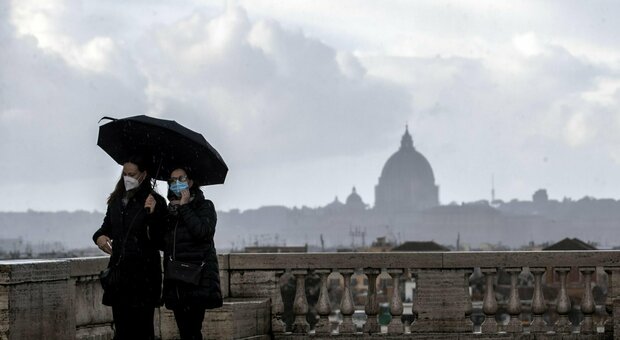 Covid bollettino Lazio 2 gennaio: 1.275 contagi (-638), Roma scende a 700 ma aumentano i ricoveri