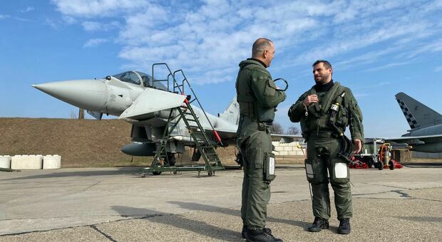 Due piloti italiani prima del decollo per una nuova operazione