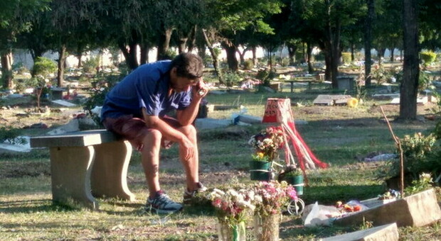 Papà sulla tomba del figlio ascolta le partite della squadra del cuore ogni domenica da 5 anni