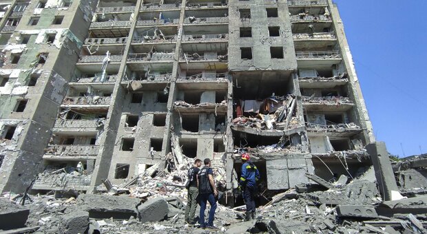 Ucraina, guerra in diretta: missili su palazzi e centri ricreativi: 17 morti, tra i feriti anche bambini