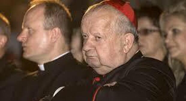 Cardinale Dziwisz sospettato di avere insabbiato un caso di abusi, ma lui nega: «Impossibile»