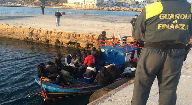 Migranti, il sindaco di Lampedusa: «Dichiaro lo stato di emergenza, hotspot al collasso»
